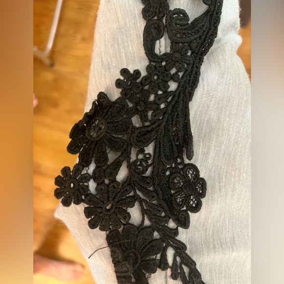 Lace shoulder detail top. Size medium. Great condition - Picture 4 of 5